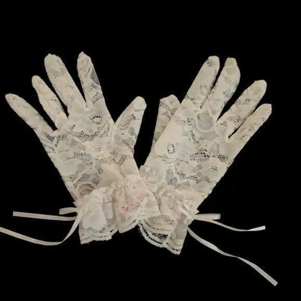 VS  Sequined White Lace Gloves